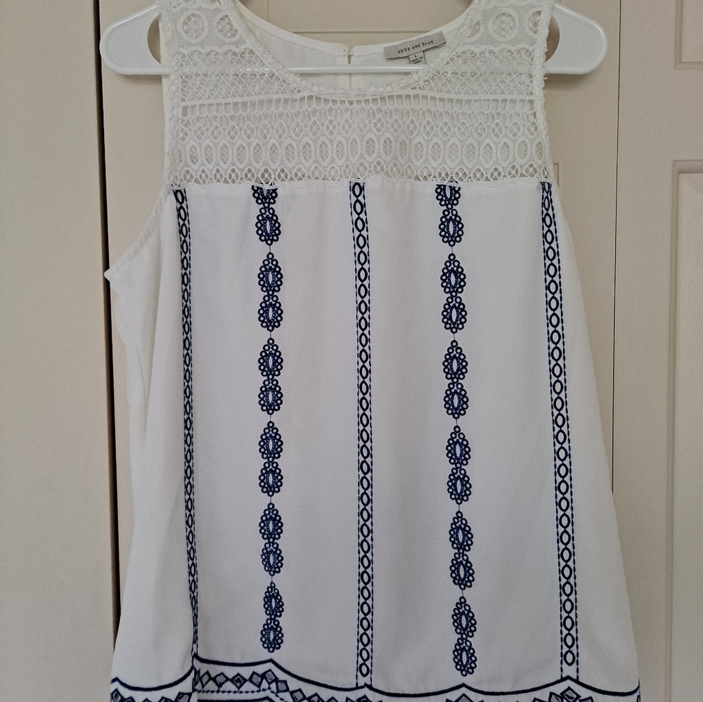 Skies Are Blue (Stitch Fix) Kenzie Embroidered Top, Sz L